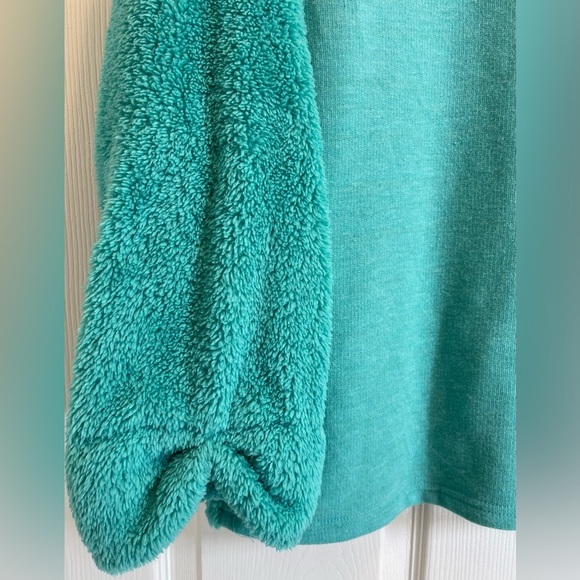 UMGEE Women’s Crew Neck Sherpa Pullover Jacket Size Small Aqua Blue Color - Picture 6 of 8